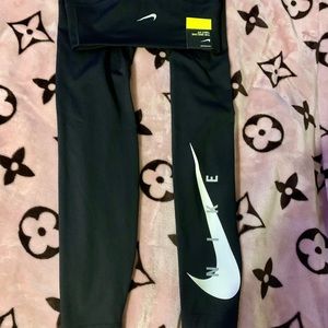 Brand new with tags. Nike Womens Swoosh Logo Active Running 7/8 Leggings